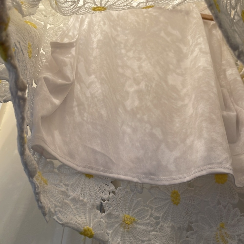 BCBGeneration Daisy Lace Crop - Picture 6 of 6